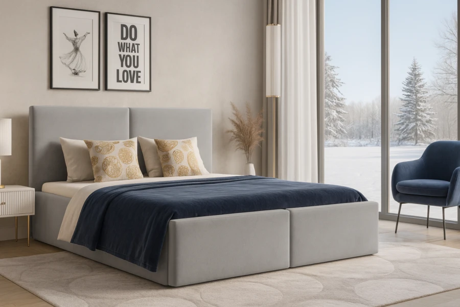 Modernes hellgraues Boxspringbett im gemütlichen Schlafzimmer mit Winterlandschaft.