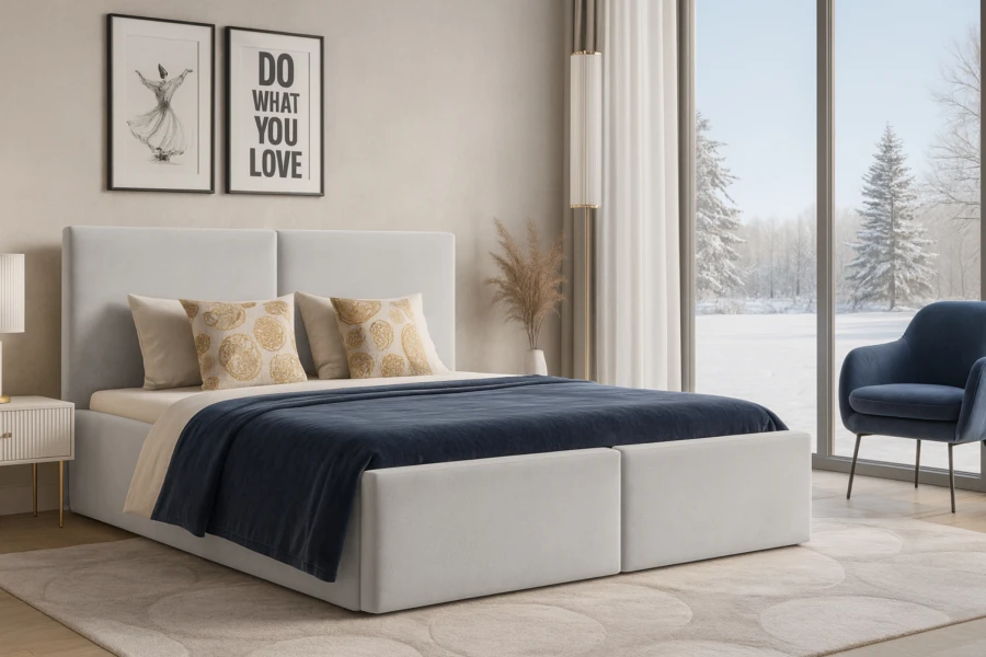 Gemütliches Schlafzimmer mit hellgrauem Polsterbett Ben, blauer Decke und Winterblick