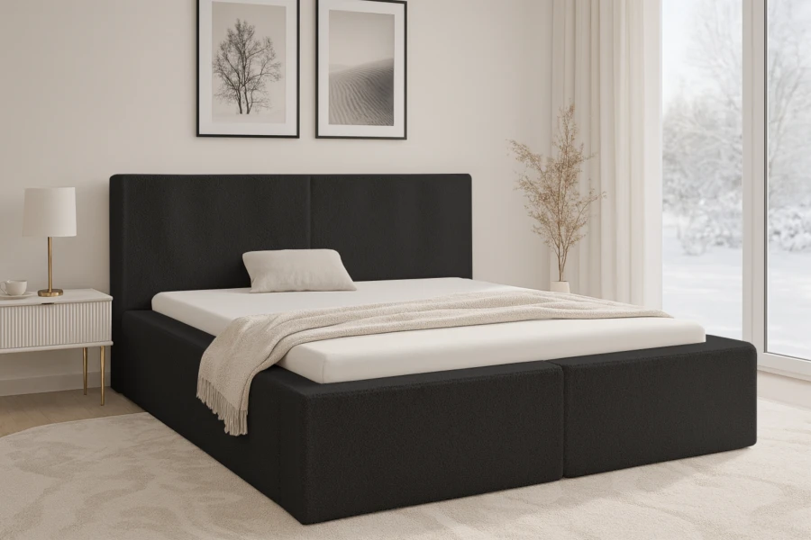 Modernes schwarzes Polsterbett in gemütlicher Schlafzimmer-Atmosphäre mit Fensterblick.