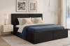 Schwarzes Boxspringbett mit hohem Kopfteil und blauer Bettwäsche in modernem Schlafzimmer Ambiente.