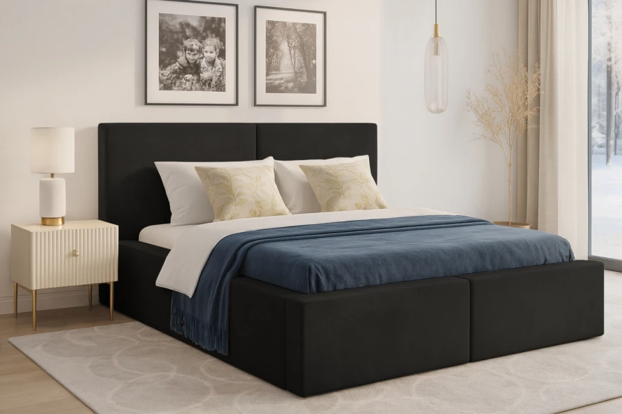 Schwarzes Boxspringbett mit hohem Kopfteil und blauer Bettwäsche in modernem Schlafzimmer Ambiente.