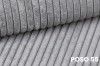 Nahaufnahme der Textur des grauen Cord-Stoffes Poso 55 für Polstermöbel.