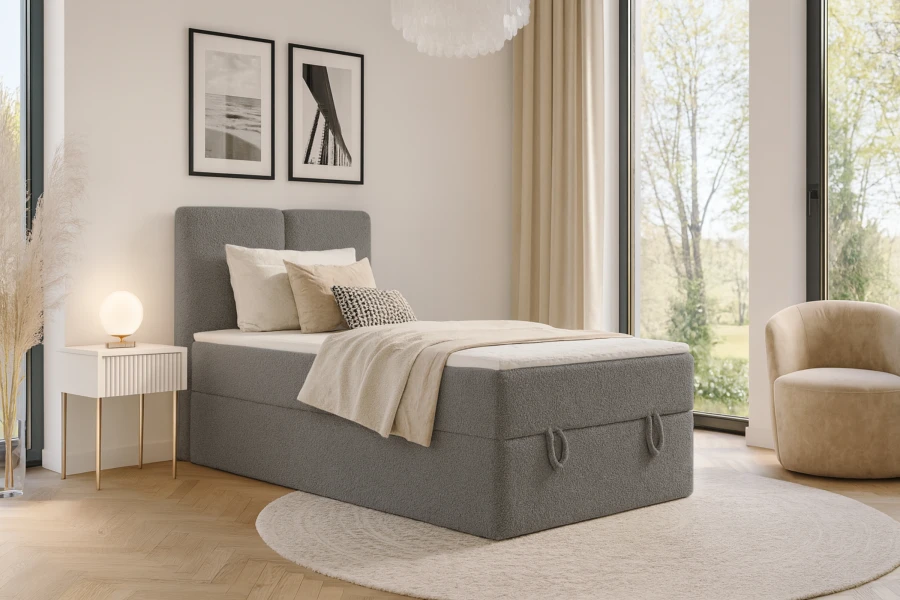 Dunkelgraues Boxspringbett in einem geschmackvoll eingerichteten Schlafzimmer mit großer Fensterfront.