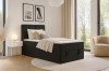 Schwarzes Einzelbett im modern eingerichteten Schlafzimmer mit Deko.