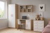 Eingerichtetes Kinderzimmer mit der Inge Kollektion: Schreibtisch, Kleiderschrank und Kommode in Weiß.