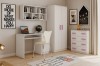 Modernes Mädchenzimmer mit weißen Möbeln, rosa Akzenten und dekorativem Hüpfspiel-Teppich.