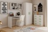 Eingerichtetes Kinderzimmer in Weiß mit grünen Akzenten, Schreibtisch, Schrank und Spielteppich.