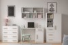 Modernes weißes Jugendzimmer-Set mit beige-farbenen Griffen, inklusive Schreibtisch und Aufbewahrungsmöbeln.