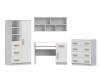 Weißes Kinderzimmer-Set: Schrank, Schreibtisch, Wandregal & Kommode mit Holzgriffen.