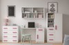 Eingerichtetes Mädchenzimmer mit weißem Schreibtisch, Kommode und rosa Farbakzenten.