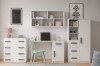 Modernes Kinderzimmer-Set in Weiß mit grauen Griffen: Schreibtisch, Kommode, Kleiderschrank und Wandregal.
