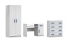 Kinderzimmermöbel Set in Weiß mit blauen Griffen: Kleiderschrank, Schreibtisch und Kommode.