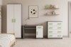Modernes Kinderzimmer-Set in Weiß und Grau mit grünen Griffen, inklusive Schreibtisch, Schrank und Kommode.