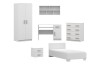 Weißes Kinderzimmer-Möbelset mit Eiche-Griffen: Schrank, Bett, Schreibtisch, Kommode und Regal.