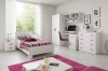 Modernes Jugendzimmer in Weiß und Pink mit Bett, Schreibtisch, Kleiderschrank und Wandregal.