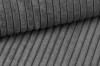 Detailansicht des grauen Cord-Bezugsstoffes mit vertikaler Rippenstruktur für Boxspringbetten.