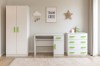 Komplettes Kinderzimmer-Set in Weiß mit grünen Akzenten bestehend aus Schrank, Schreibtisch und Kommode.