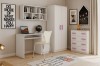 Weißes Jugendzimmer-Möbelset mit lila Griffen, Schreibtisch, Schrank und Kommode.