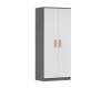 Zweitüriger Kleiderschrank grau weiß mit Holzgriffen im skandinavischen Design.