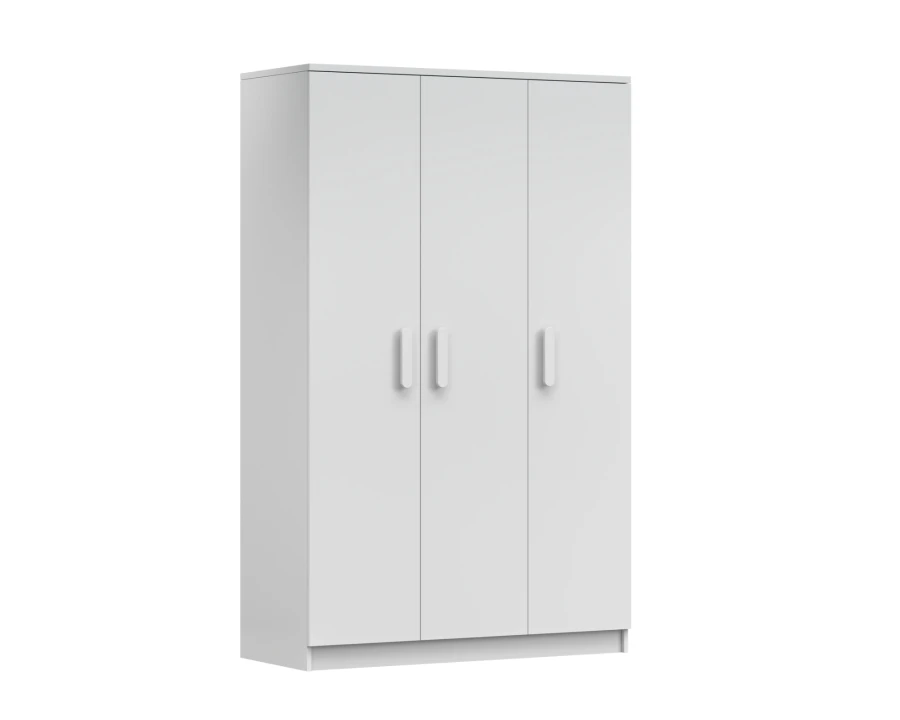 Schlichter dreitüriger Kleiderschrank in Weiß mit passenden weißen Türgriffen.