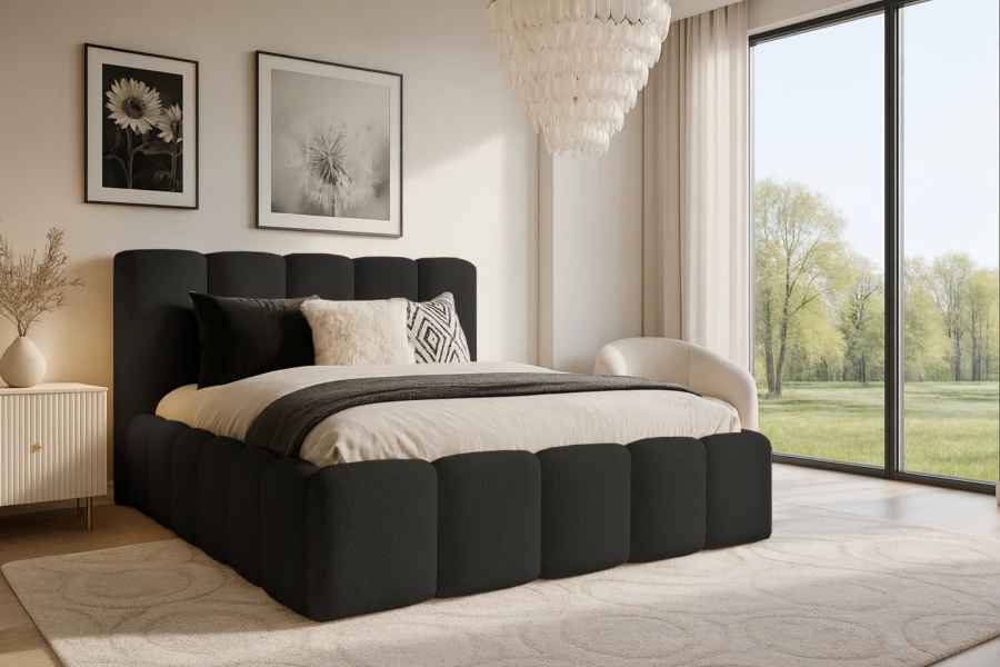 Luxuriöses schwarzes Polsterbett in einem stilvollen Schlafzimmer mit großer Fensterfront zum Wald.
