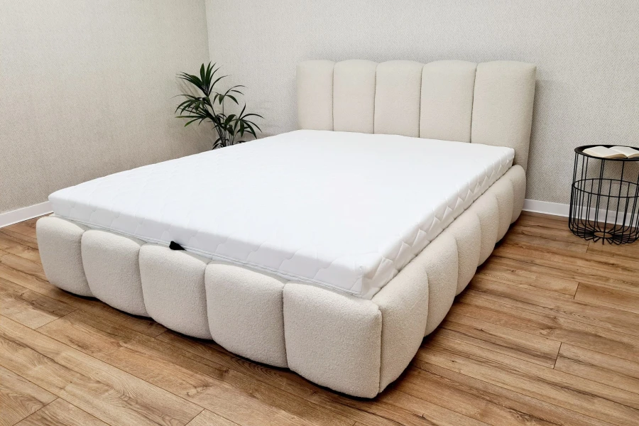 Modernes weißes Polsterbett Vivian mit segmentiertem Design und Bouclé-Stoff für das Schlafzimmer.