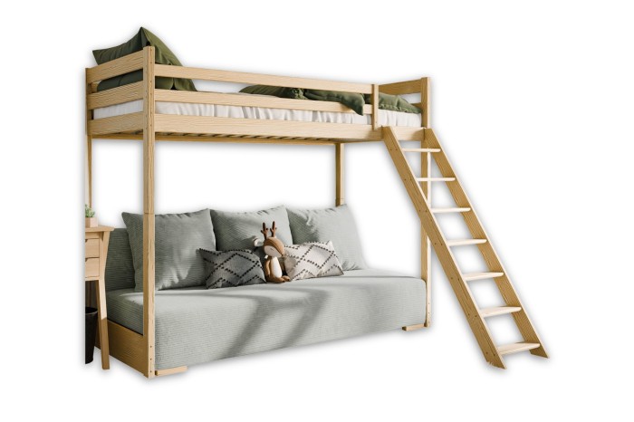 Stabiles Hochbett aus Massivholz mit gemütlichem Sofa und Leiter, freigestellt.