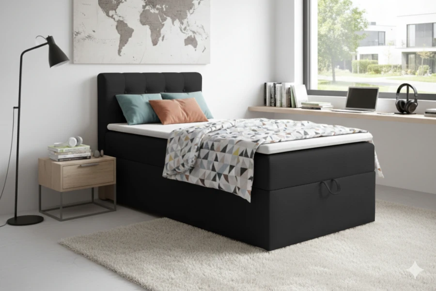 Modernes schwarzes Boxspringbett im Schlafzimmer mit Weltkarte und Lampen.