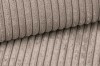 Nahaufnahme der weichen Cord-Stoffstruktur in Beige für Polstermöbel.