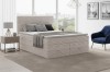 Beige boxspringbed met corduroy structuur, bedbak en modern design voor de slaapkamer.