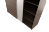Offener Kleiderschrank in dunkler Holzoptik mit Regalfächern.