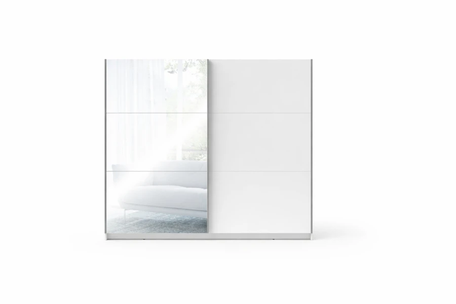 Eleganter weißer Kleiderschrank mit Schwebetüren und Spiegel für helle Räume.