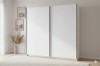 Minimalistischer weißer Schwebetürenschrank für ein helles und freundliches Schlafzimmer.