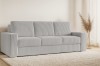 Hellgraues Cordsofa in einem modernen Wohnzimmer mit hellem Teppich und Dekovase.