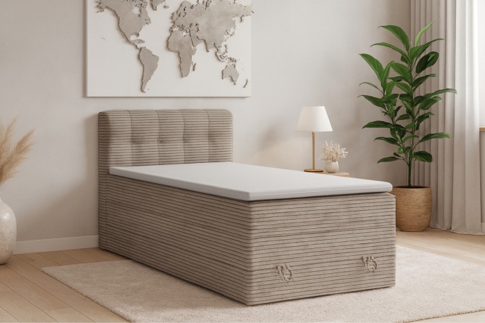 Gemütliches Jugendzimmer mit beige Boxspringbett aus Cordstoff und Dekoration.