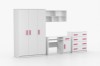 Komplettes Kinderzimmer-Set in Weiß mit rosa Griffen, Schrank, Schreibtisch und Kommode.