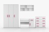 Kinderzimmer-Möbelset weiß mit rosa Griffen: Kleiderschrank, Schreibtisch, Kommode und Wandregal.