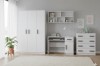 Jugendzimmer Möbel-Set in Weiß mit grauen Akzenten: Kleiderschrank, Schreibtisch und Kommode.