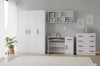 Weißes Kinderzimmer-Set für Mädchen mit rosa Griffen: Kleiderschrank, Schreibtisch und Kommode.