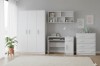 Komplettes Kinderzimmer-Set ganz in Weiß, bestehend aus Schrank, Kommode und Tisch.
