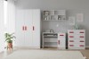 Weißes Jugendzimmer-Möbelset mit roten Griffen, Kleiderschrank und Kommoden-Set.