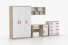 Kinderzimmer-Möbelset in Weiß und Eiche mit pinkfarbenen Griffen an Schrank, Kommode und Schreibtisch.