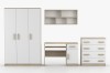 Modernes Möbelset für Jugendzimmer in Weiß und Eiche: Kleiderschrank, Schreibtisch, Kommode und Wandregal.