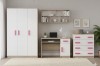 Mädchenzimmer Set in Weiß und Eiche mit pinken Griffen, inklusive Kleiderschrank, Kommode und Schreibtisch.