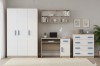 Modernes Jugendzimmer-Set in Eiche und Weiß mit blauen Griffen: Kleiderschrank, Schreibtisch und Kommode.