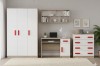 Jugendzimmer-Einrichtung mit roten Akzenten: Weißer Kleiderschrank, Schreibtisch und Kommode in Holzoptik.