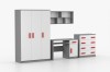 Grau-weißes Kinderzimmer-Set mit roten Griffen: Kleiderschrank, Schreibtisch und Kommode.