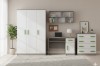 Modernes Kinderzimmer-Set in Weiß und Grau mit grünen Griffen.