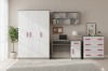 Modernes Möbelset für Kinderzimmer in Weiß und Grau mit pinken Griffen.