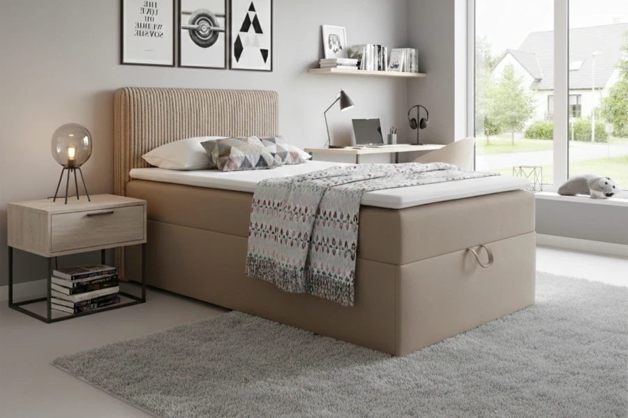 Modernes beiges Boxspringbett mit geripptem Kopfteil im hellen Schlafzimmer.